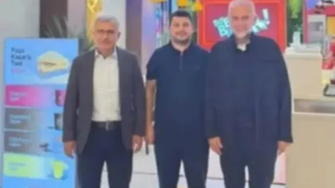 Fon skandalının gölgesinde dönerci açılışı! Önce paylaştı, sonra apar topar sildi