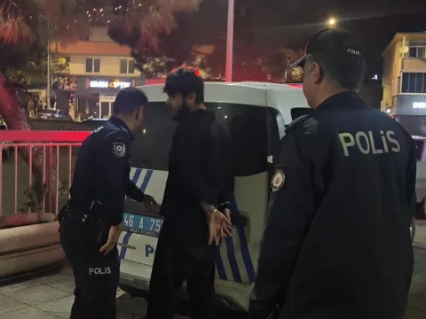 Mahallede korku dolu anlar: Önce annesini rehin aldı, sonra çatıya çıktı - fotoğraf 4