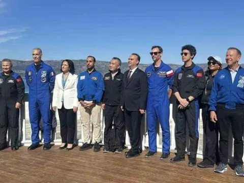 Bakan Kacır, Türk ve yabancı astronotlar ile Salda Gölü’nde bilim merkezi açtı - fotoğraf 1