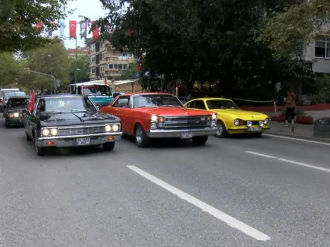Kadıköy'de klasik otomobillerle 29 Ekim Cumhuriyet Bayramı korteji - fotoğraf 3