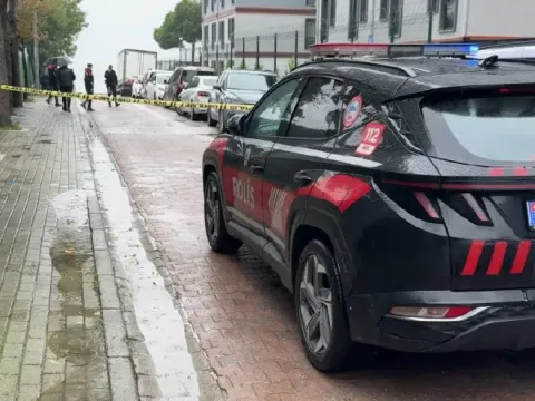 Avcılar'da okul önünde trafik kavgası: Bekçi, kendisine saldıran veliyi ayağından vurdu - fotoğraf 1
