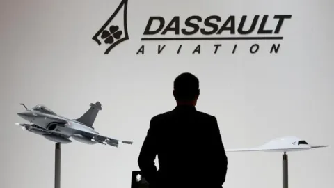 Fransa 5 milyar euroluk Rafale projesinde BAE ile ortak oldu