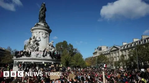 Fransa genelinde protestolar başladı: Paris'te onlarca gözaltı