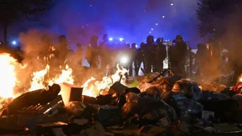 Fransa'da 550 bin kişi sokağa çıktı: Protestolar Macron ve Le Pen'i nasıl etkileyecek?