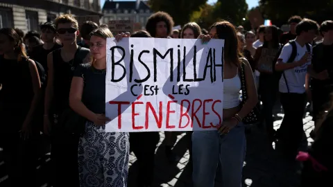 Fransa'da eylemciler neden "Bismillah, c'est les ténèbres" sloganını kullanıyor?