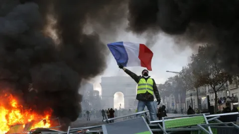 Fransa'da Paris ve bazı kentlerdeki kısmi sokağa çıkma yasağı uzatıldı