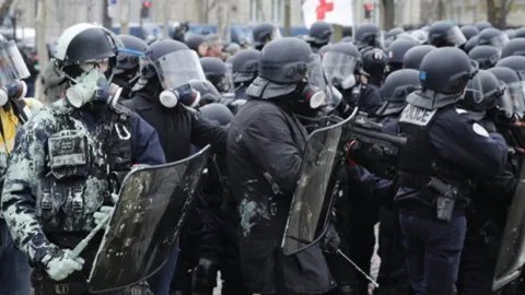 Fransa'da polis okul personelini darbetti