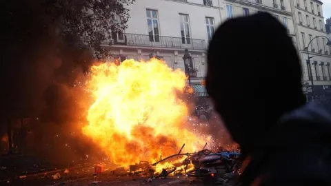 Fransa'da protestolar alevlendi, sokaklar savaş alanına döndü