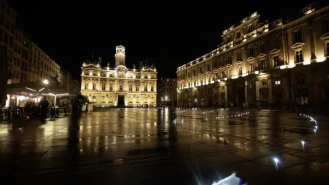 Fransa’da protestolar büyüyor! Sokağa çıkma yasağı Paris’e uzandı