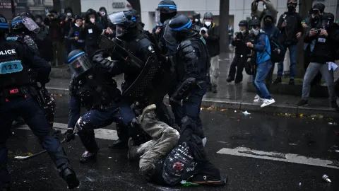 Fransa'da tansiyon yüksek. Polis göstericilere müdahale ediyor