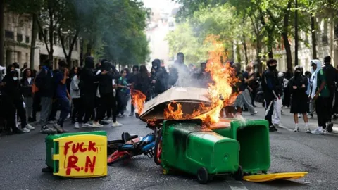 Fransa'daki kentlerde protestolara yasak