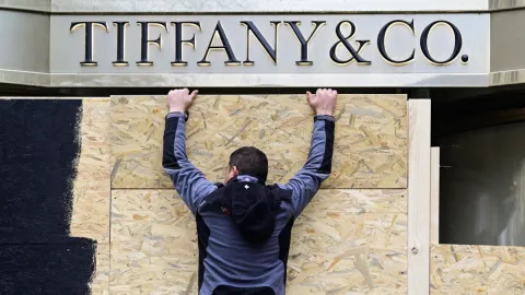 Fransa'dan sonra Alman gençleri de sokağa iniyor: Dükkanlara barikat kuruldu