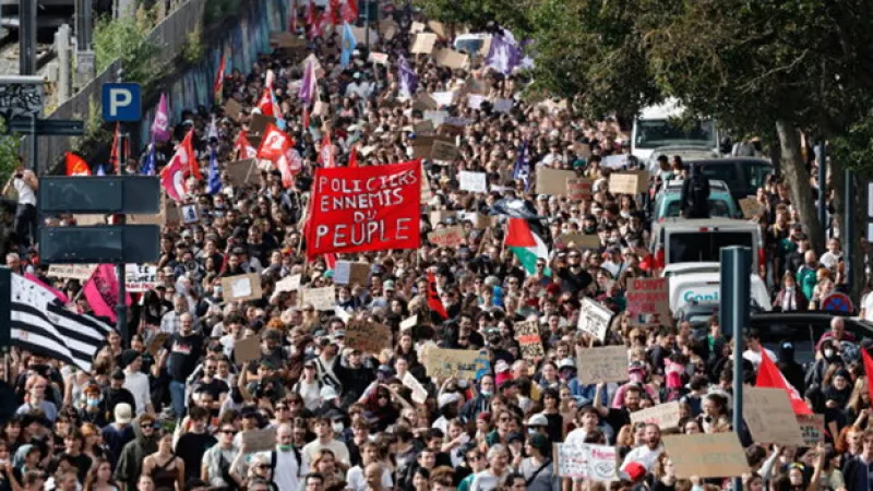 Fransız polisi liseli protestoculara ses bombalarıyla müdahale edecek