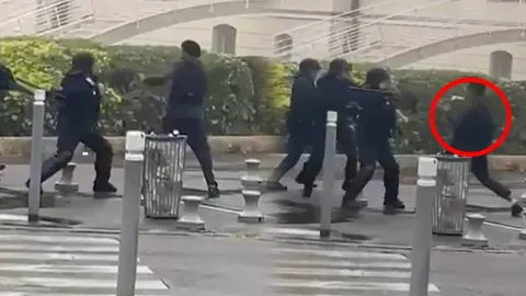 Fransız polisinin suratına biber gazı kapsülü ateşlediği gencin çenesi paramparça