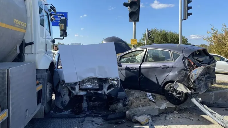 Freni boşalan tanker, ışıkta bekleyen 4 otomobile çarptı