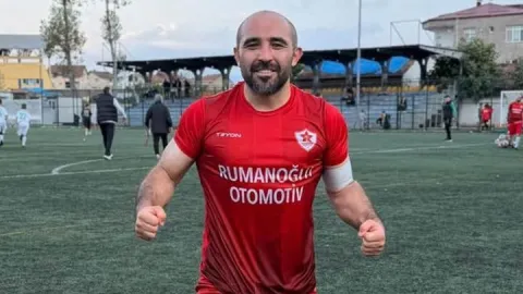 Frikikten golünü attı, üstüne takla şov yaptı!