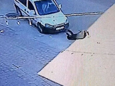 Aracından inen sürücü hayatının şokunu yaşadı - fotoğraf 2
