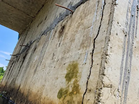 Daha açılışı bile yapılmayan köprü çatlamaya başladı - fotoğraf 1
