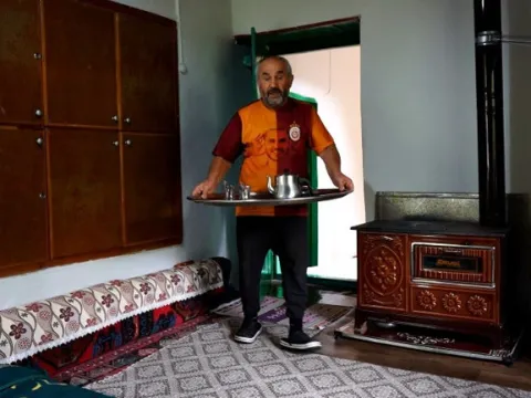Yürek ısıtan fedakarlık: Görme ve işitme engelli Ömer, 94 yaşındaki annesine bebek gibi bakıyor - fotoğraf 4