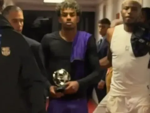 Osimhen Yamal'ı bir anda kolundan tutup getirdi! Galatasaray-Barcelona maçı sonrası dikkat çeken olay - fotoğraf 2