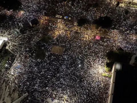 On binlerce Netanyahu muhalifi Tel Aviv'de toplandı - fotoğraf 1