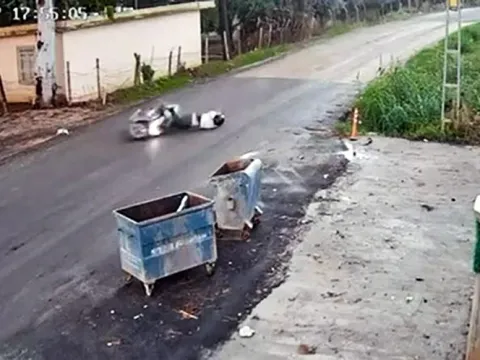 Kediye çarpmamak için direksiyonu kırdı: Motosiklet kazası kamerada - fotoğraf 3