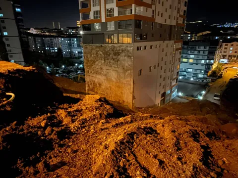 Toprak kayması sonrası yamaçta inşa edilen 17 katlı binanın temeli ortaya çıktı - fotoğraf 3