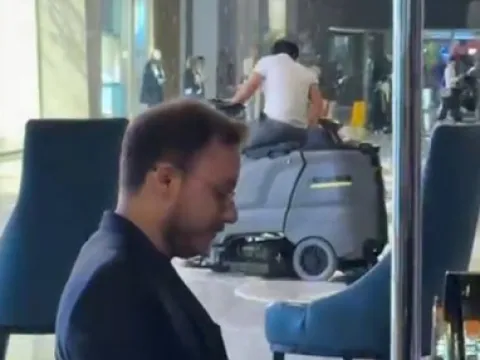 Su basan otelde ilginç anlar: Piyanist çaldığı şarkıyla konukları o film sahnesine götürdü - fotoğraf 2
