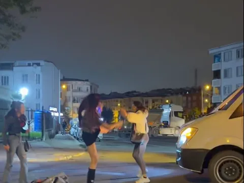İstanbul'da erkeklerin şaşkınlıkla izlediği kadın kavgası: "Bu kick boksçudur hee" - fotoğraf 1