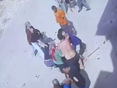 Adana'da çocuk gürültüsü kavgası kana bulandı: Zincirli, keserli saldırı kamerada - fotoğraf 3