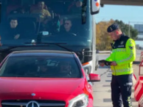 Kediye çarpmamak için direksiyonu kırdı: Motosiklet kazası kamerada - fotoğraf 4