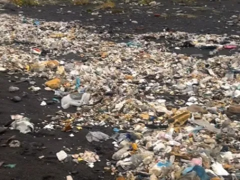 İki günlük yağmurla gelen çöpler kıyıya vurdu - fotoğraf 2