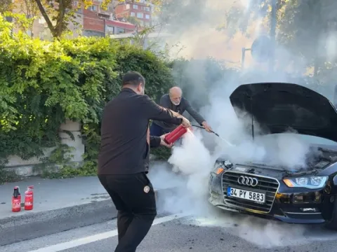 Kağıthane’de otomobil yangınına müdahale için kola şişesiyle koştu - fotoğraf 3