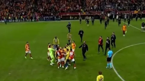 Galatasaray-Fenerbahçe derbisi biter bitmez ortalık karıştı! Futbolcular birbirine girdi