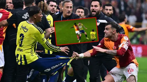 Galatasaray-Fenerbahçe derbisindeki pozisyon penaltı mı? Hakemler konuştu!