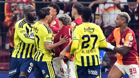 Galatasaray-Fenerbahçe maçının ilk dakikasında gerginlik!