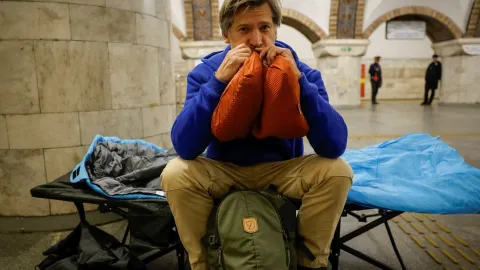 Game of Thrones yıldızı sirenler çalınca metro istasyonuna sığındı, katlanır yatakta sabahladı