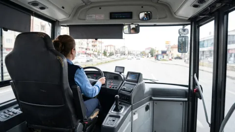 Gaz çıkardığı için kovulan kadın otobüs şoförü mahkemeye koştu
