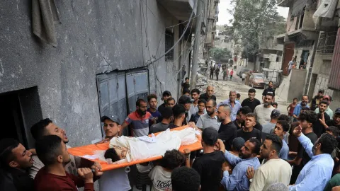 Gazze'de enkaz altından çıkarılan 75 Filistinlinin cenazesi defnedildi