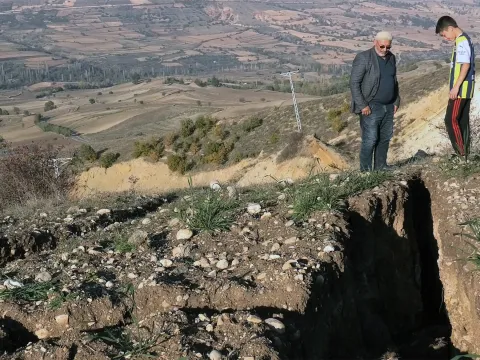 Tarlanın ortasında bir anda devasa yarıklar ortaya çıktı! - fotoğraf 1