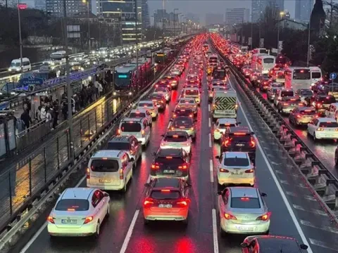 İstanbul'da trafik yoğunluğu yüzde 80'e ulaştı - fotoğraf 1
