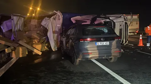 Gece yarısı facia: Karşı şeride geçen TIR otomobile çarptı
