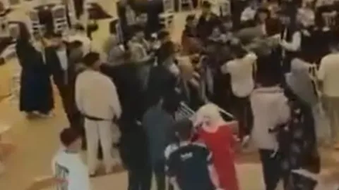 Gelin ve damat tarafı takı töreninde birbirine girdi
