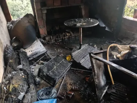 Benzinle soba yakmak isterken evi yaktı - fotoğraf 1