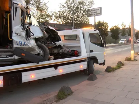 Servis minibüsü hafriyat kamyonuna çarptı: 9 kişi yaralandı - fotoğraf 3