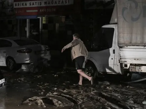 İstanbul'da sel felaketi. Anadolu Yakası için alarm, saat verildi - fotoğraf 1
