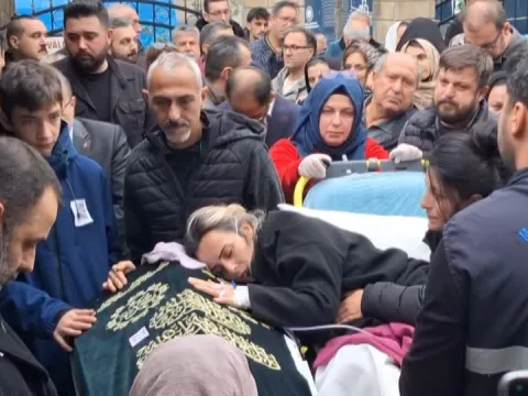 Yoğun bakımdan sedyeyle çıkan anne, 5 yaşındaki kızının tabutu başında gözyaşlarına boğuldu - fotoğraf 3