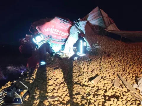 Aynı yönde giden tanker ile TIR çarpıştı: Sürücü kabinde can verdi - fotoğraf 3
