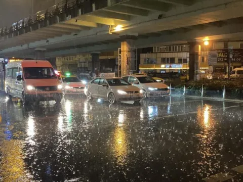 İstanbul'da beklenen yağmur başladı: Dışarı çıkan vatandaşlar zor anlar yaşadı - fotoğraf 3