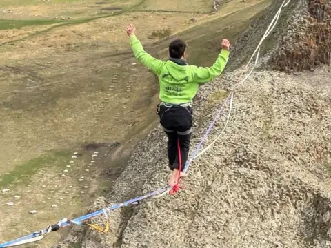 Nefes kesen gösteri: 60 metre yükseklikte halat üzerinde yürüdüler - fotoğraf 1